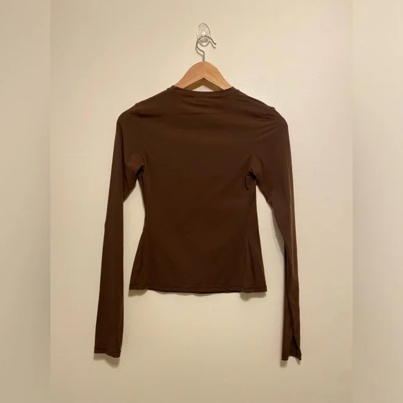 SKIMS Classic Women's Long-Sleeve Crewneck Top - Brown. Size L - Picture 2 of 6